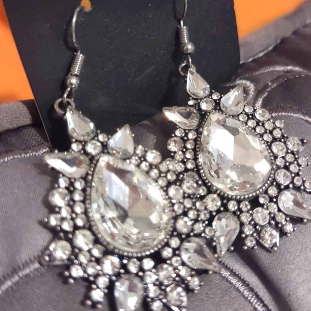 Rhinestone/Sparkly 2.5 in. drop Earrings.  ✨